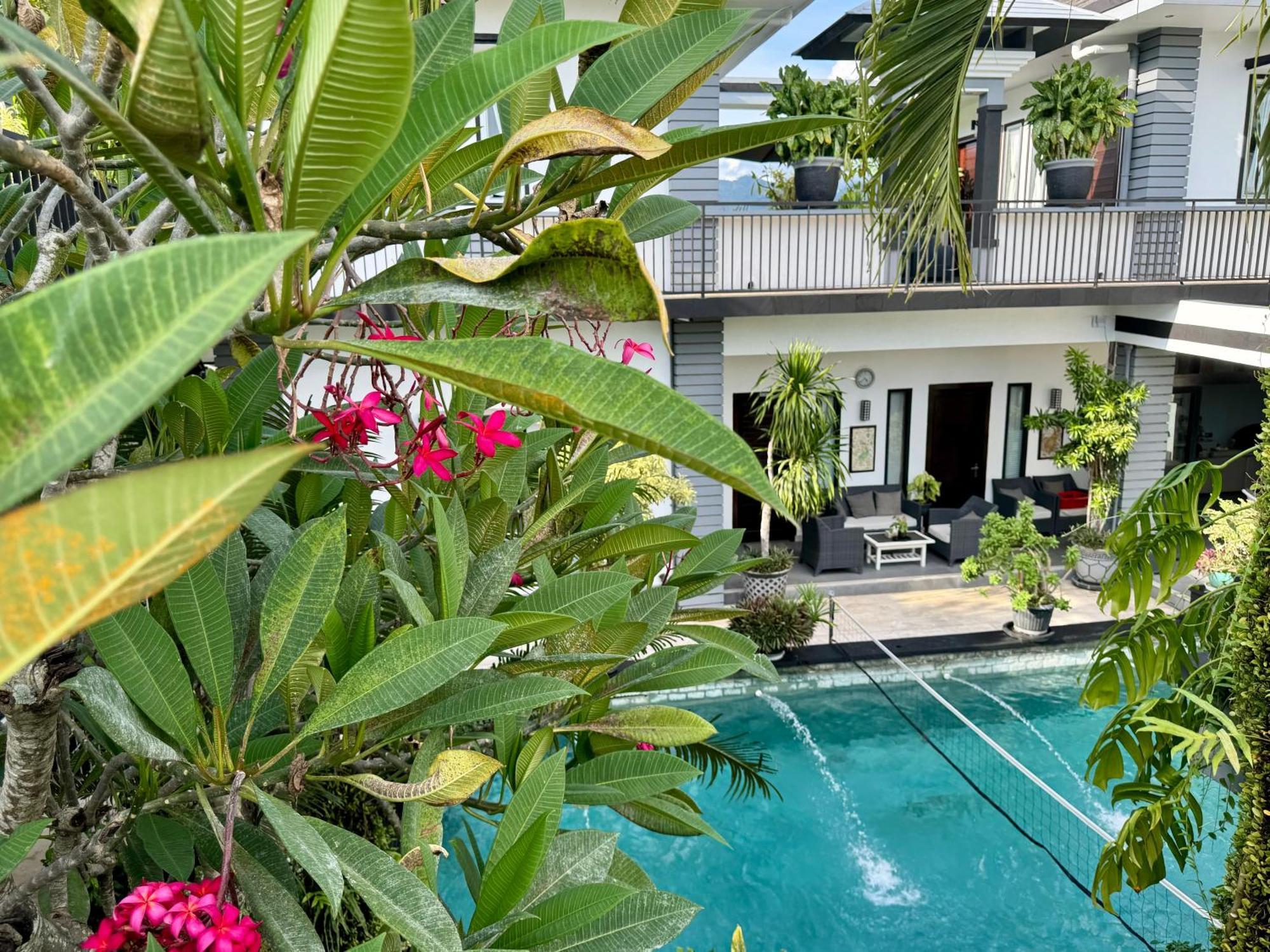 Villa Rumah Putih Abu Abu Senggigi Exteriér fotografie